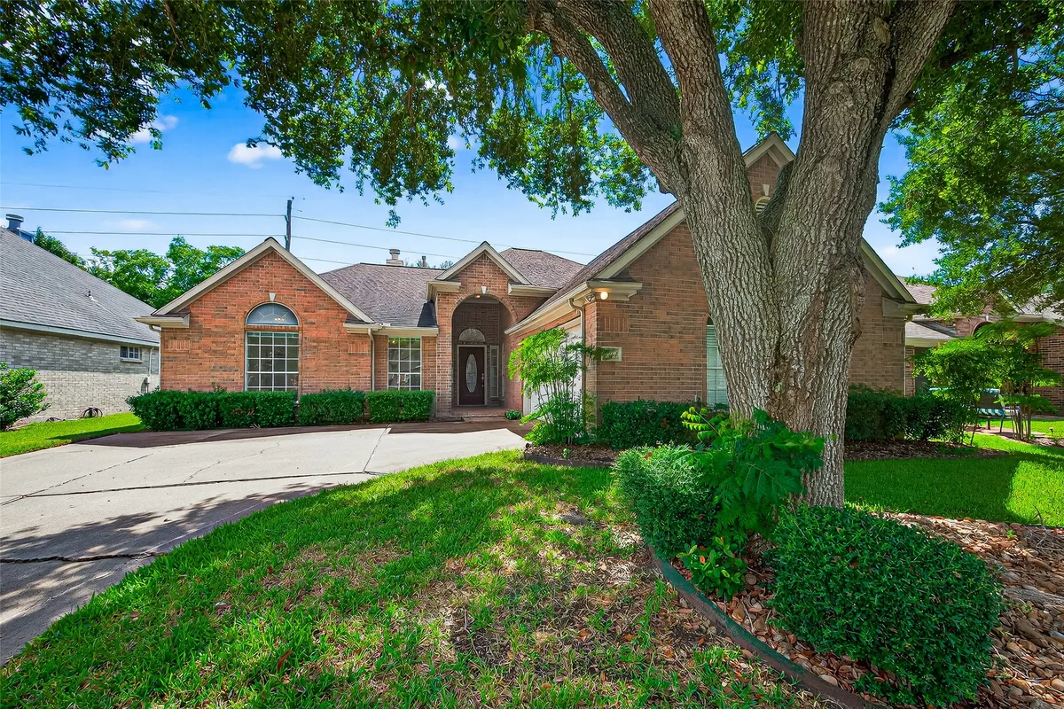 Property Slideshow image 1 of 46 | 3943 e peach hollow cir, Pearland, TX, 77584