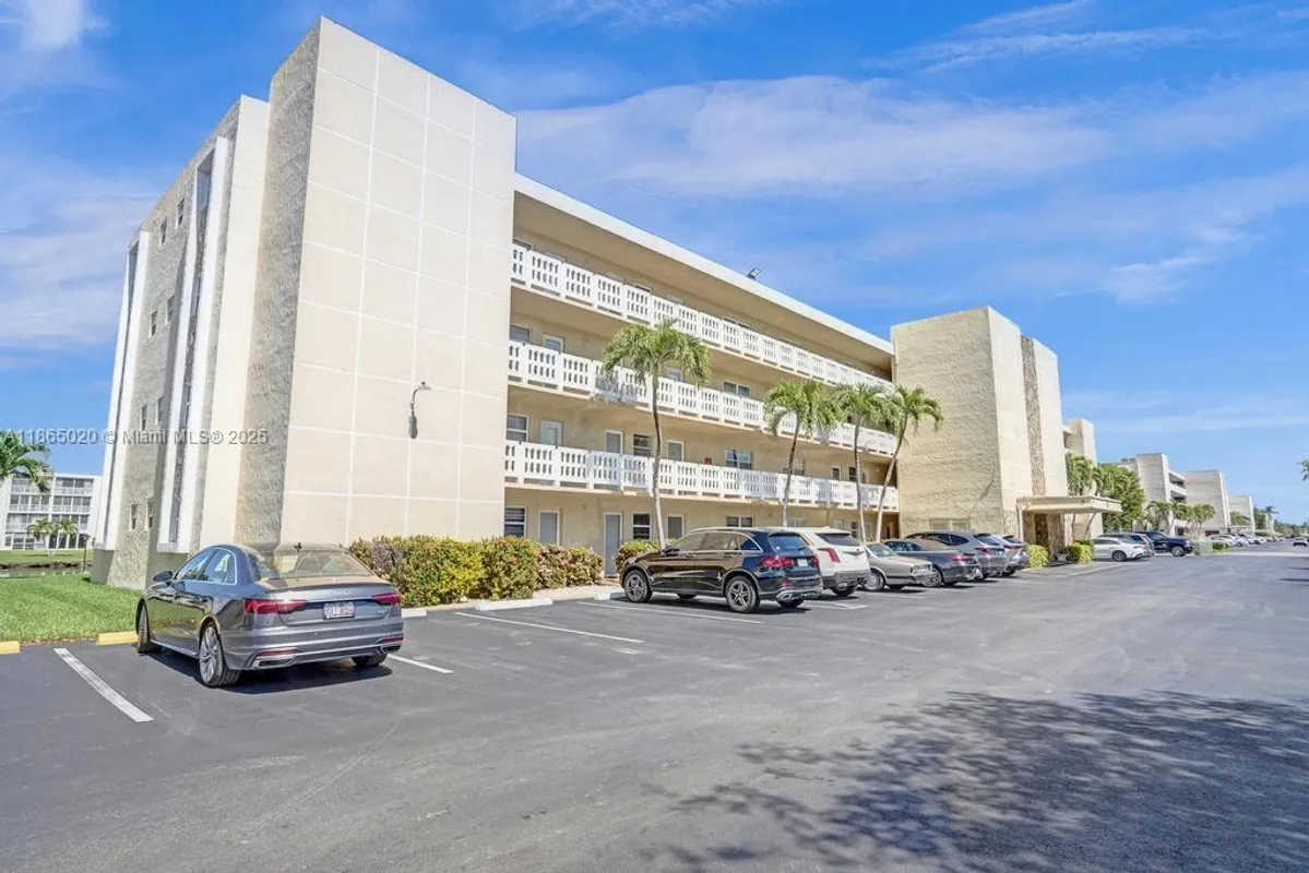 Property Slideshow image 1 of 16 | 205 se 11th ter 302, Dania Beach, FL, 33004