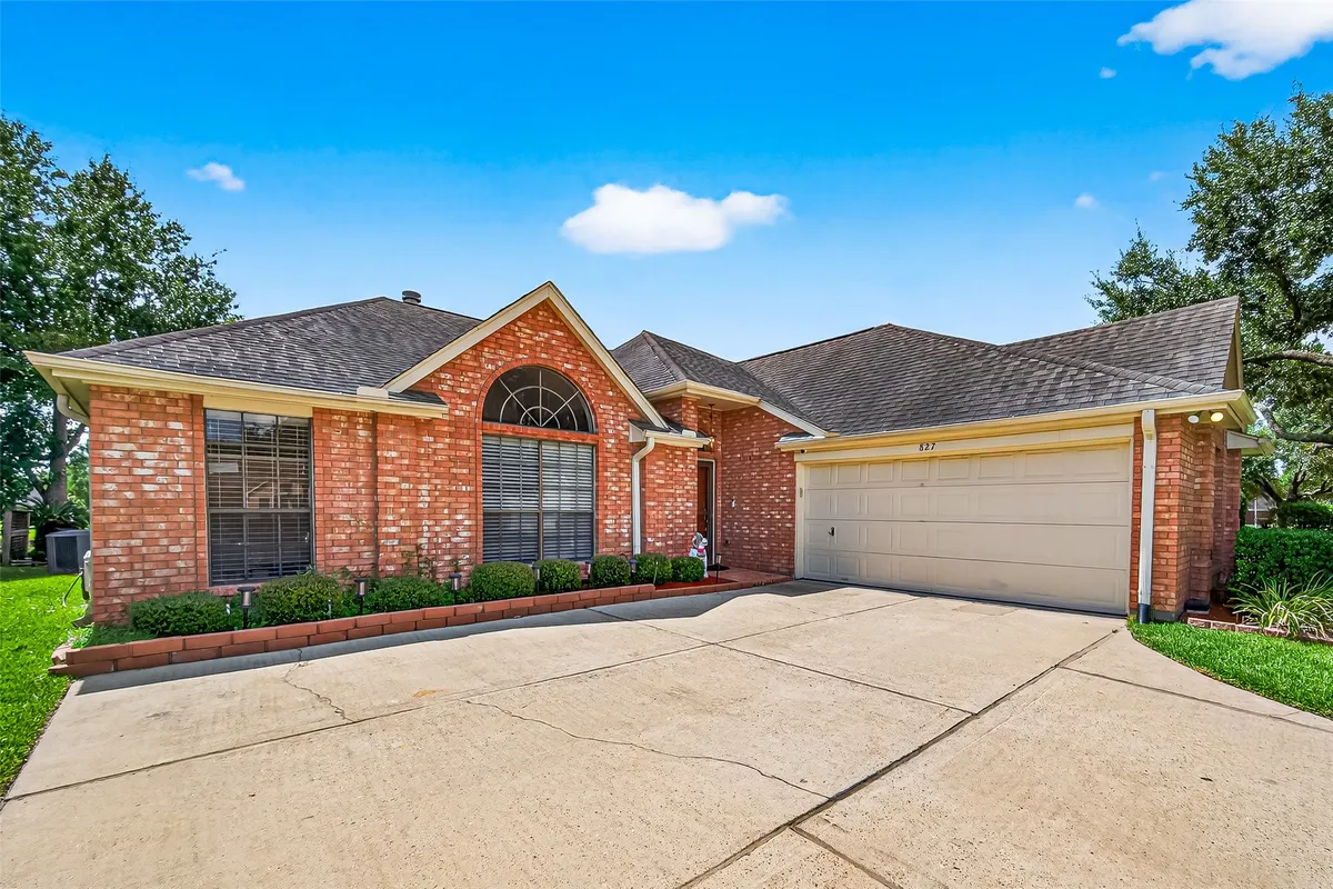 Property Slideshow image 1 of 36 | 827 w peach hollow cir, Pearland, TX, 77584