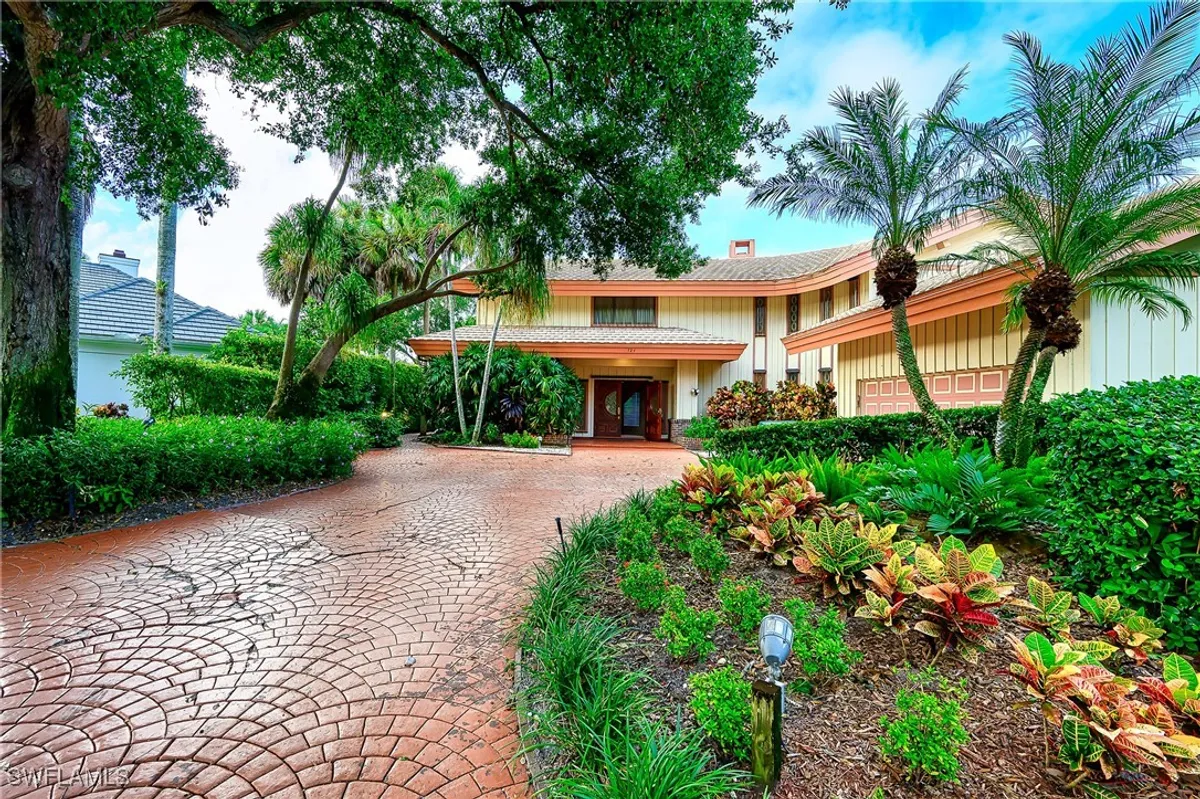 Property Slideshow image 1 of 43 | 724 bay tree ct, Naples, FL, 34108