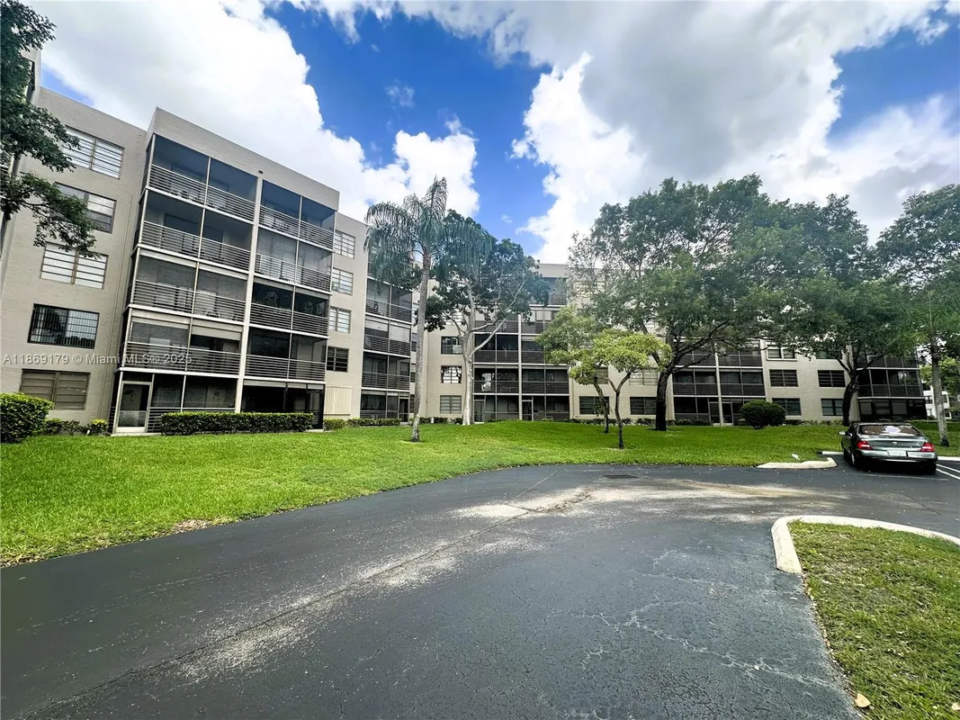 Property Slideshow image 1 of 34 | 1100 colony point cir 215, Pembroke Pines, FL, 33026