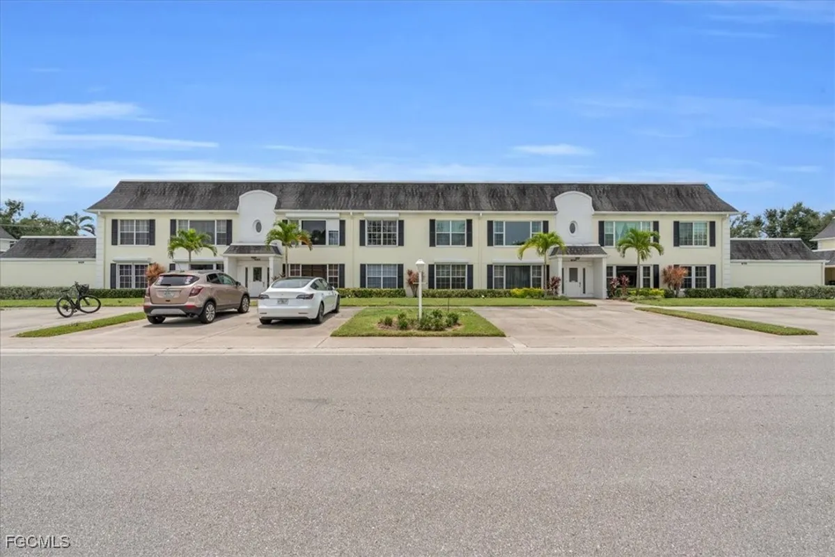 Property Slideshow image 1 of 35 | 1376 s brandywine cir apt 4, Fort Myers, FL, 33919