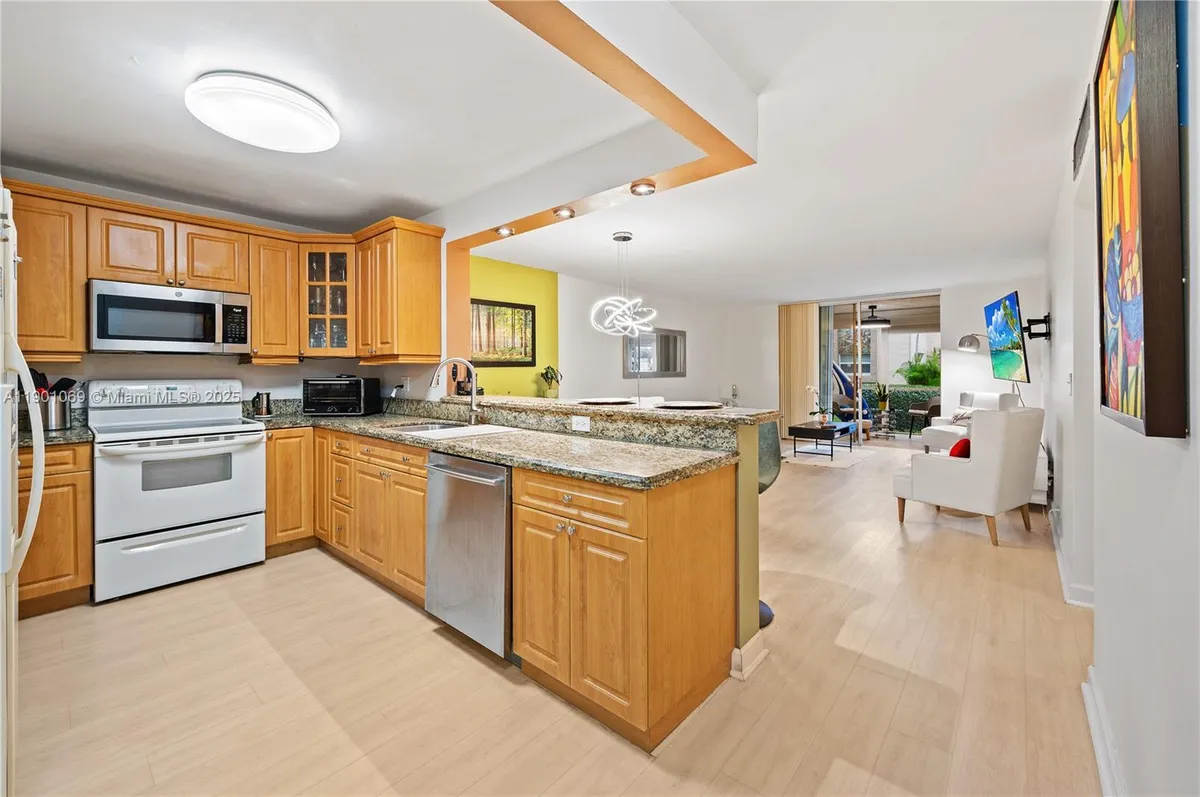 Property Slideshow image 1 of 28 | 424 se 10th st 104, Dania Beach, FL, 33004