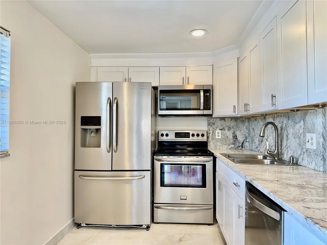 Property Slideshow image 1 of 23 | 2520 ne 1st ct apt 204, Boynton Beach, FL, 33435