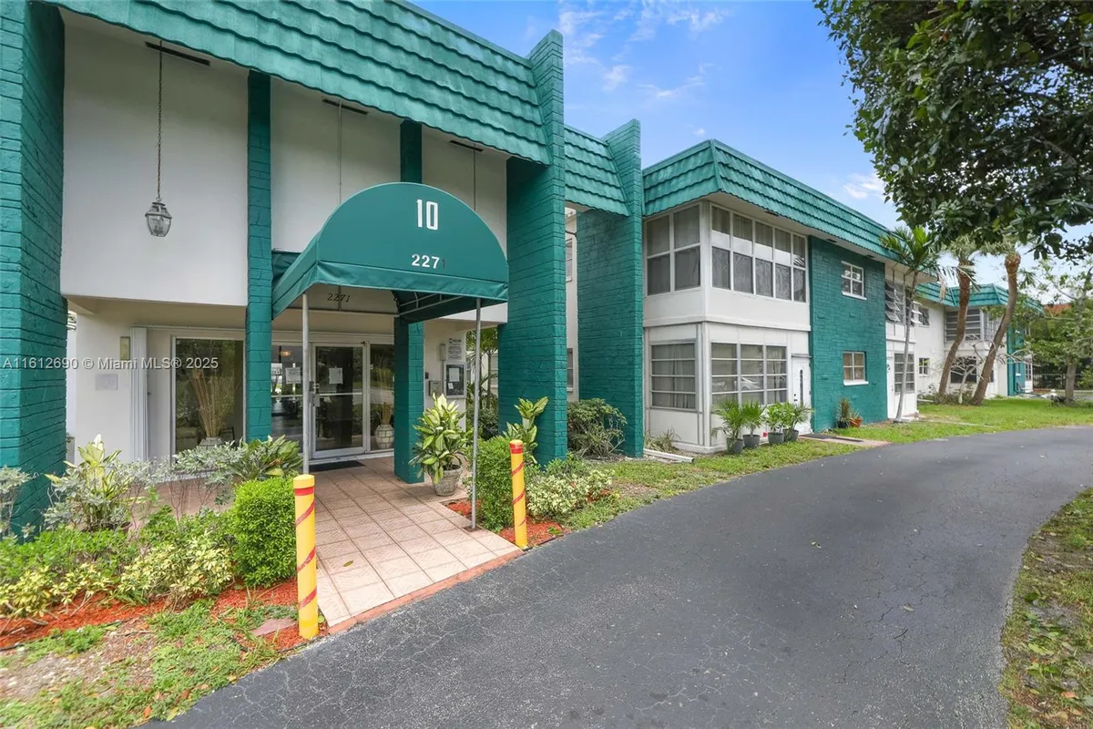 Property Slideshow image 1 of 30 | 2271 nw 47th ter 202, Lauderhill, FL, 33313