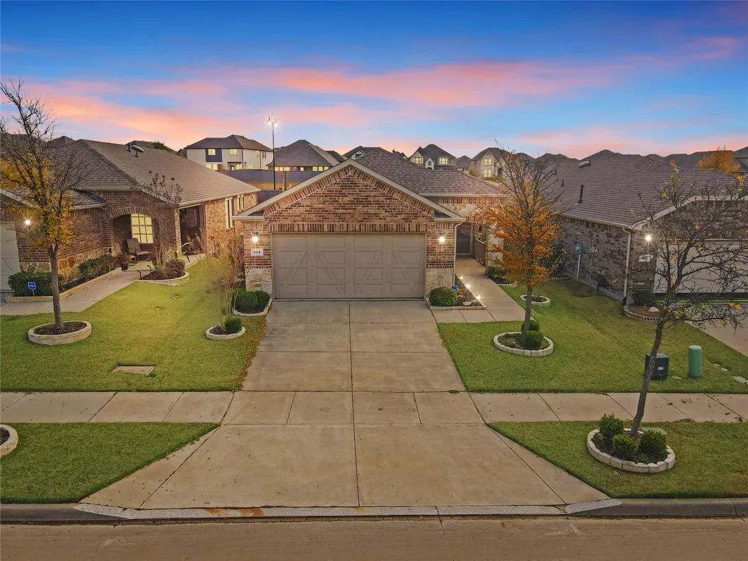 Property Slideshow image 1 of 31 | 804 freedom ln, Aubrey, TX, 76227