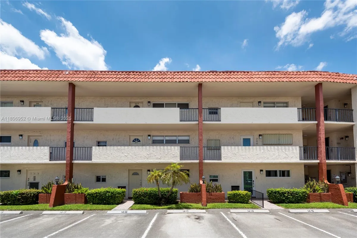 Property Slideshow image 1 of 47 | 9823 s hollybrook lake dr 105, Pembroke Pines, FL, 33025