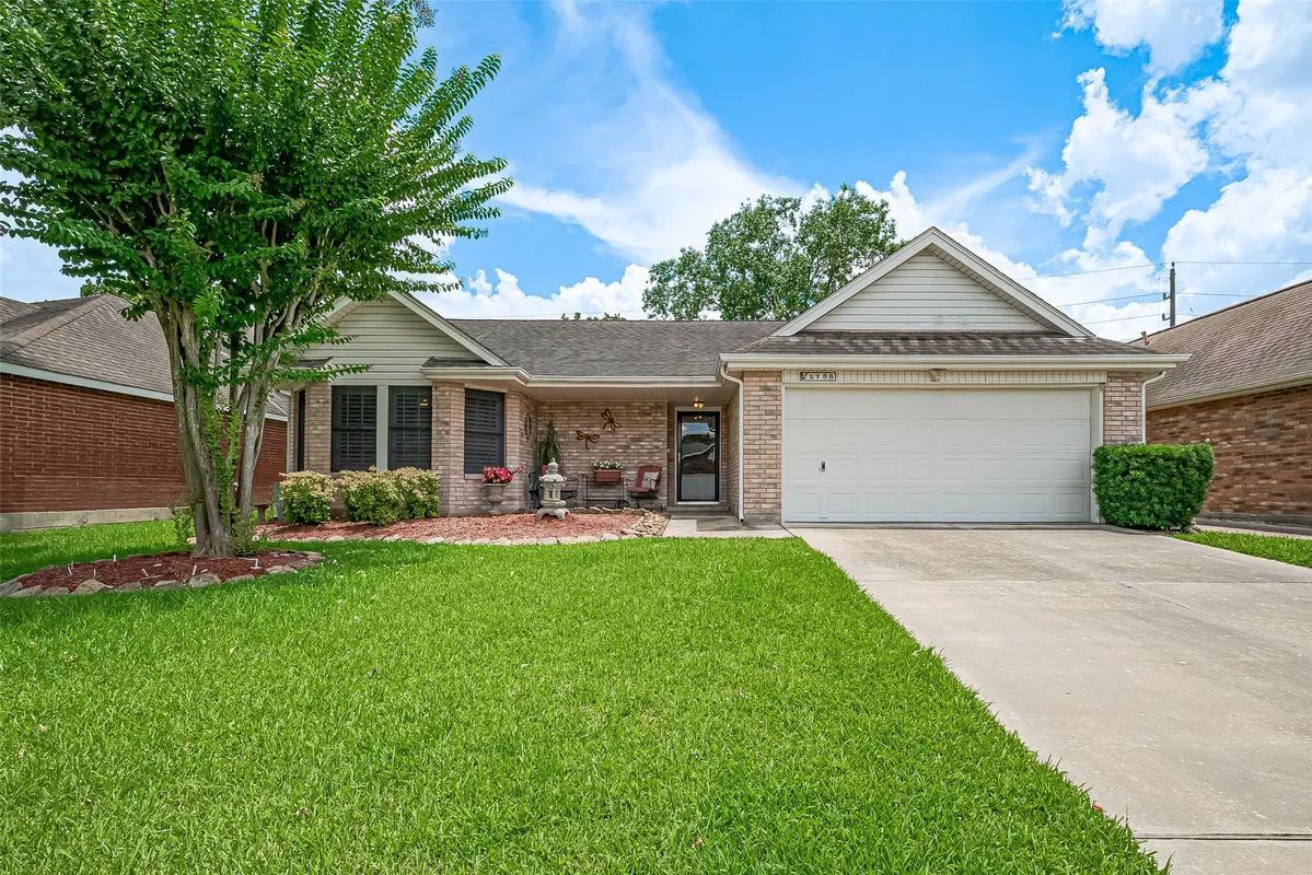 Property Slideshow image 1 of 46 | 2738 n larkspur cir, Pearland, TX, 77584