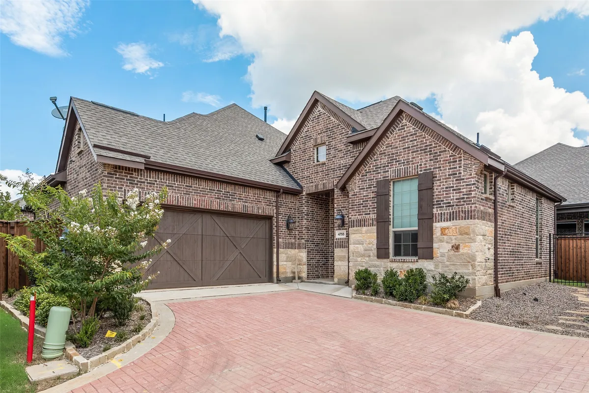 Property Slideshow image 1 of 32 | 4755 kings garden pkwy, Arlington, TX, 76005