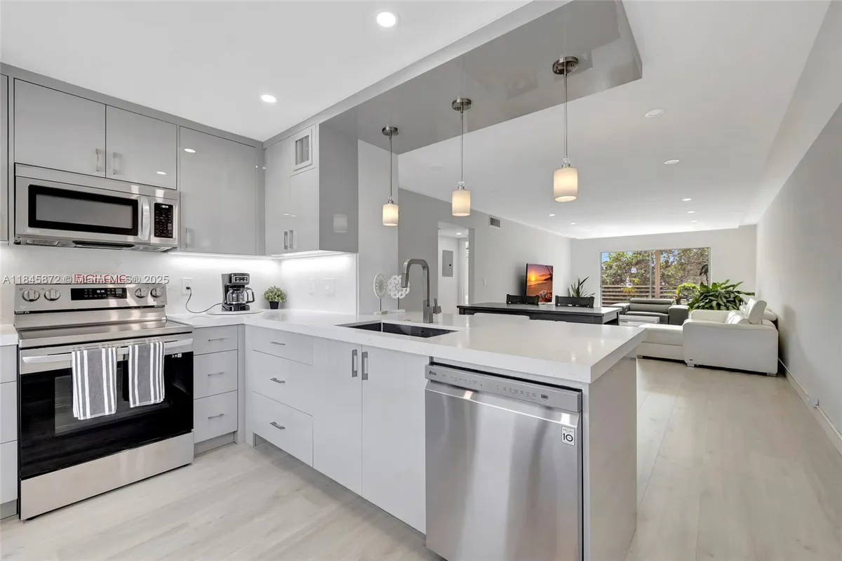 Property Slideshow image 1 of 31 | 2101 lucaya bnd e3, Coconut Creek, FL, 33066