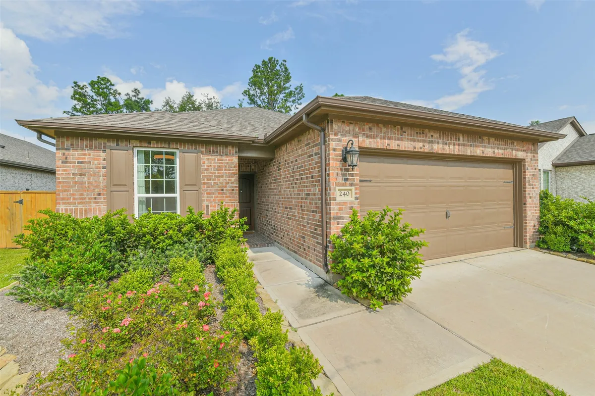 Property Slideshow image 1 of 47 | 240 w stargazer lily bnd, Montgomery, TX, 77316