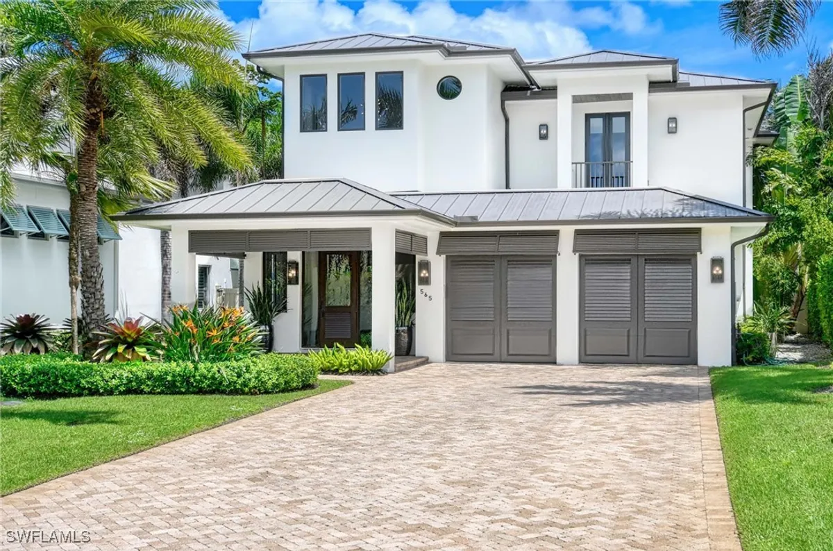 Property Slideshow image 1 of 39 | 565 fairway ter, Naples, FL, 34103