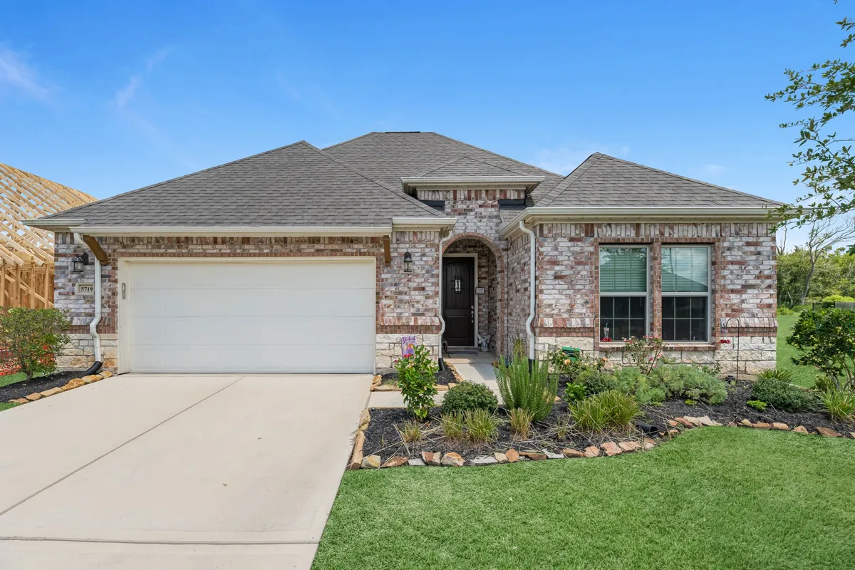 Property Slideshow image 1 of 44 | 5719 bobwhite trl, Manvel, TX, 77578