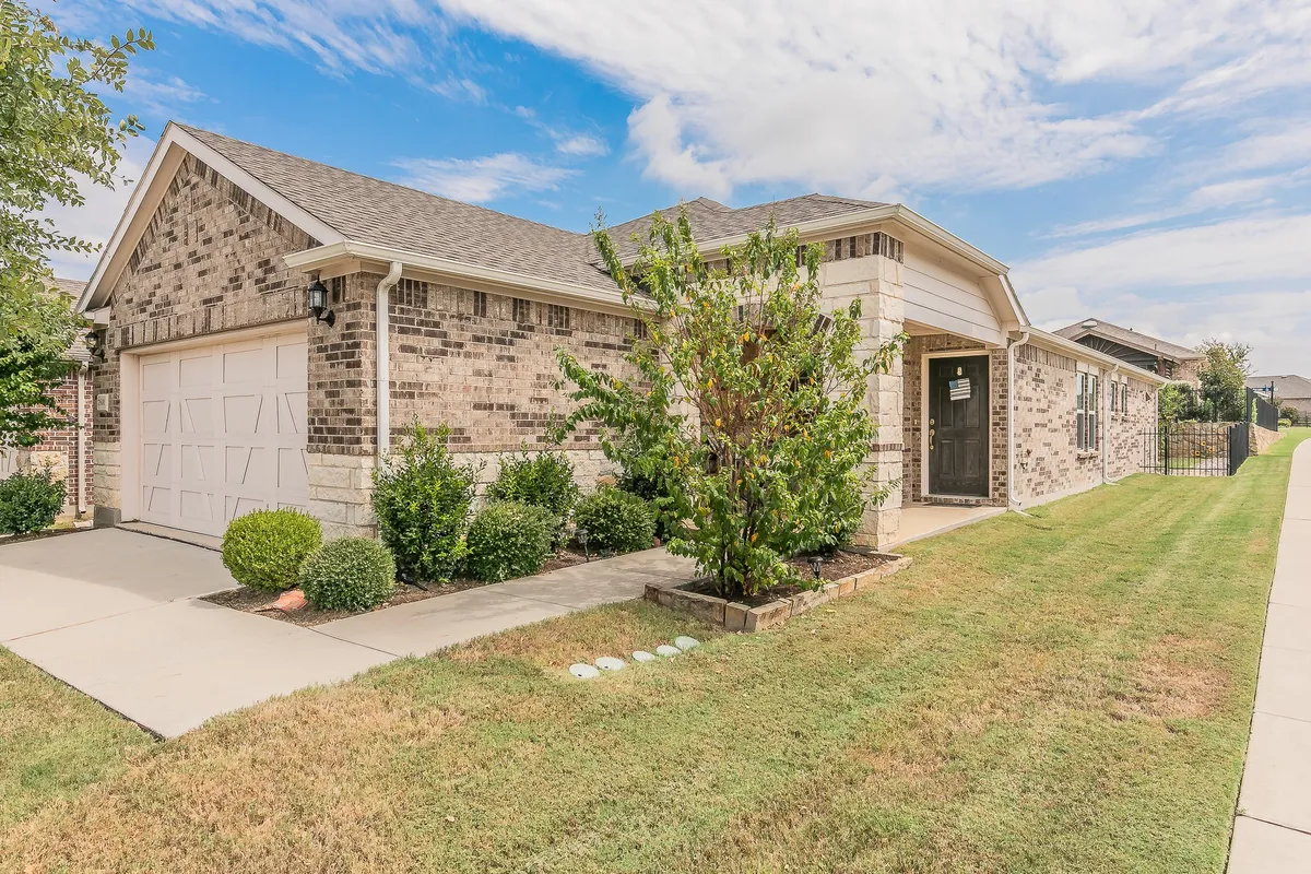 Property Slideshow image 1 of 39 | 7601 heritage dr, Aubrey, TX, 76227