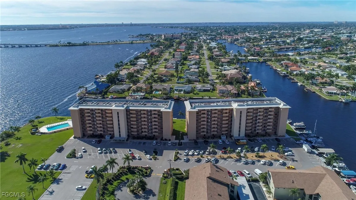 Property Slideshow image 1 of 29 | 4260 se 20th pl 404, Cape Coral, FL, 33904