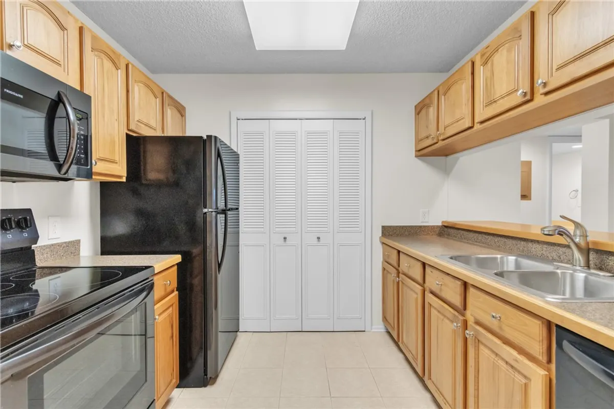 Property Slideshow image 1 of 36 | 33 plantation dr apt 201, Vero Beach, FL, 32966