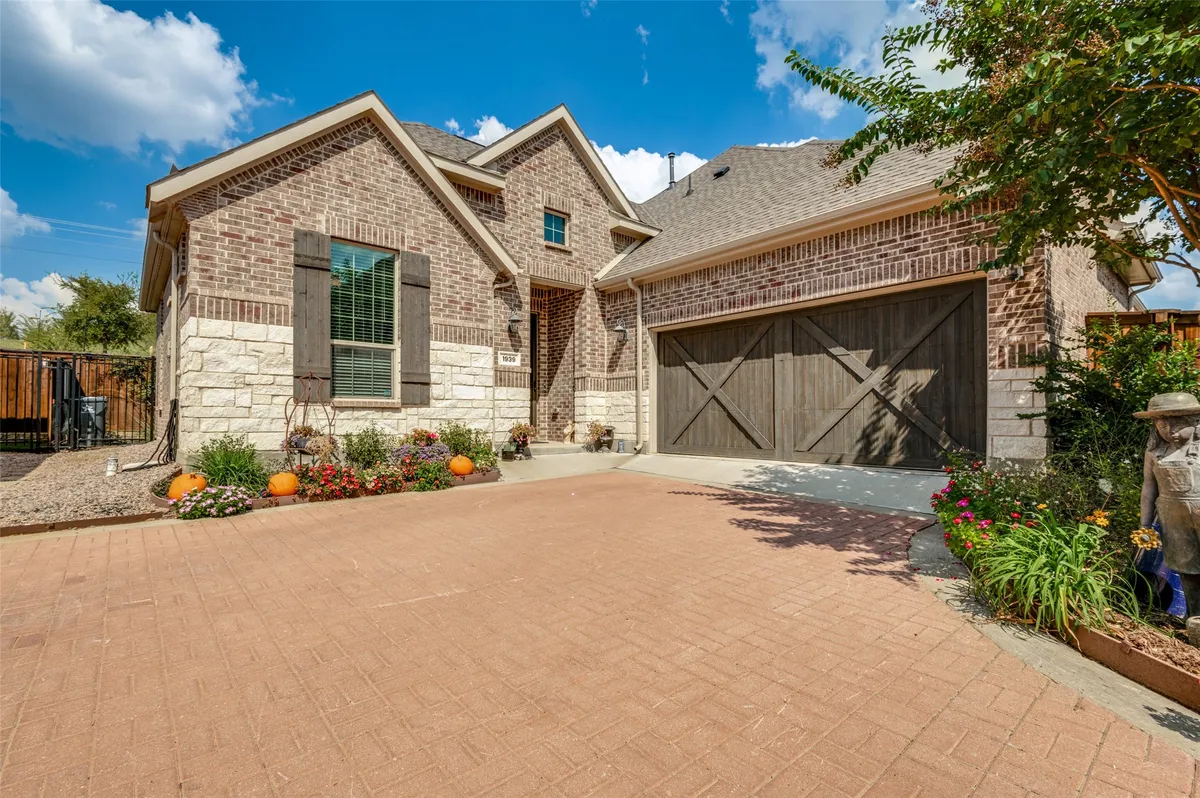 Property Slideshow image 1 of 36 | 1939 spotted fawn dr, Arlington, TX, 76005
