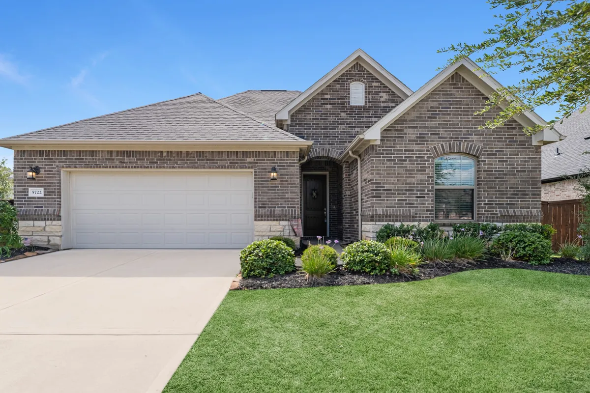 Property Slideshow image 1 of 48 | 5722 bobwhite trl, Manvel, TX, 77578