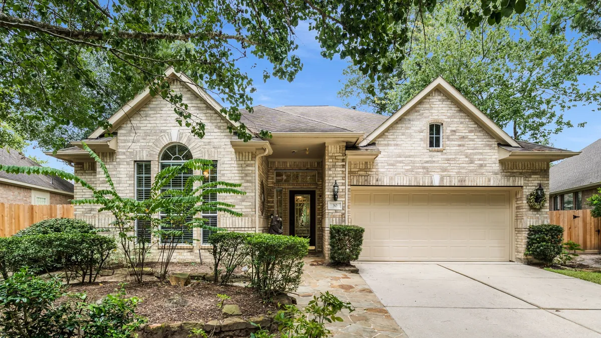 Property Slideshow image 1 of 36 | 30 w windsor hills cir, Conroe, TX, 77384