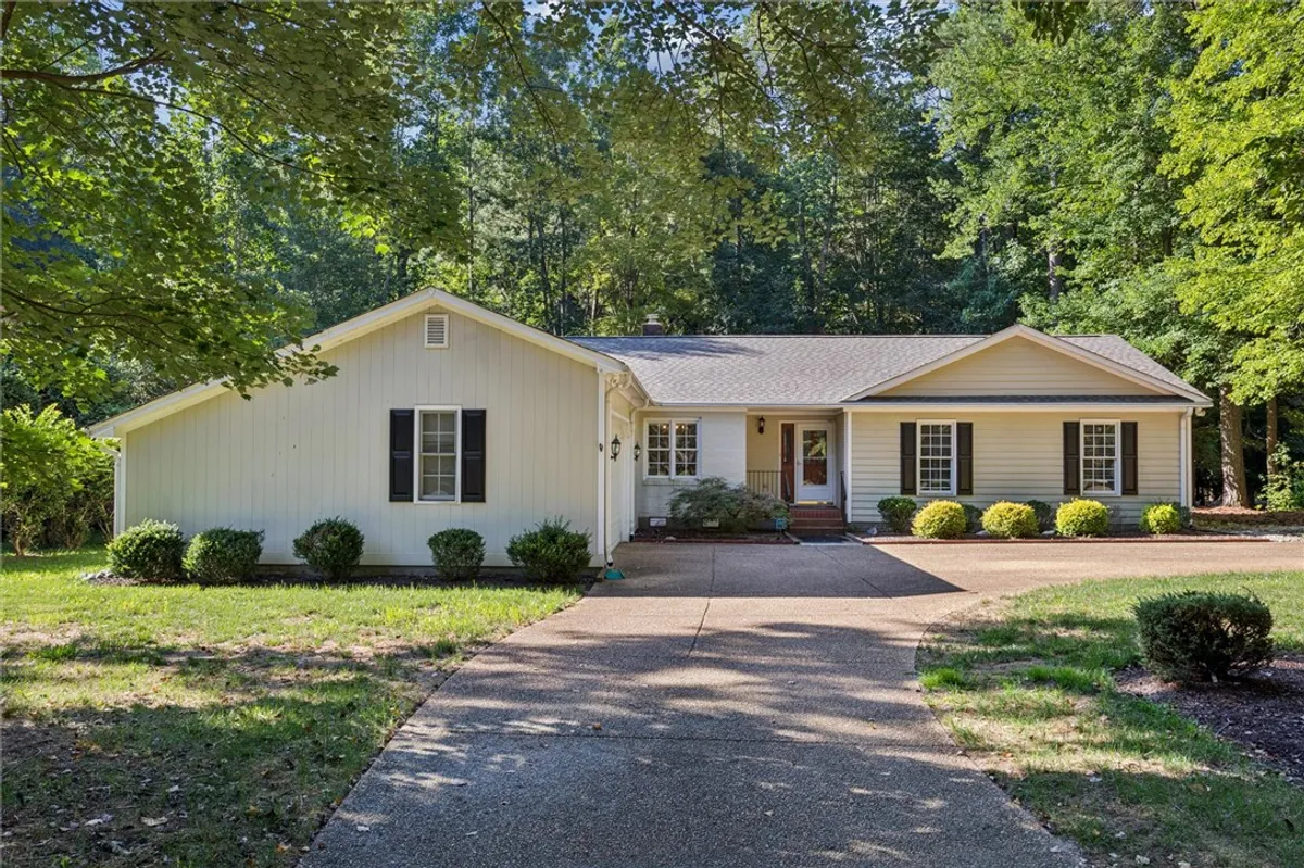 Property Slideshow image 1 of 43 | 129 peyton rd, Williamsburg, VA, 23185