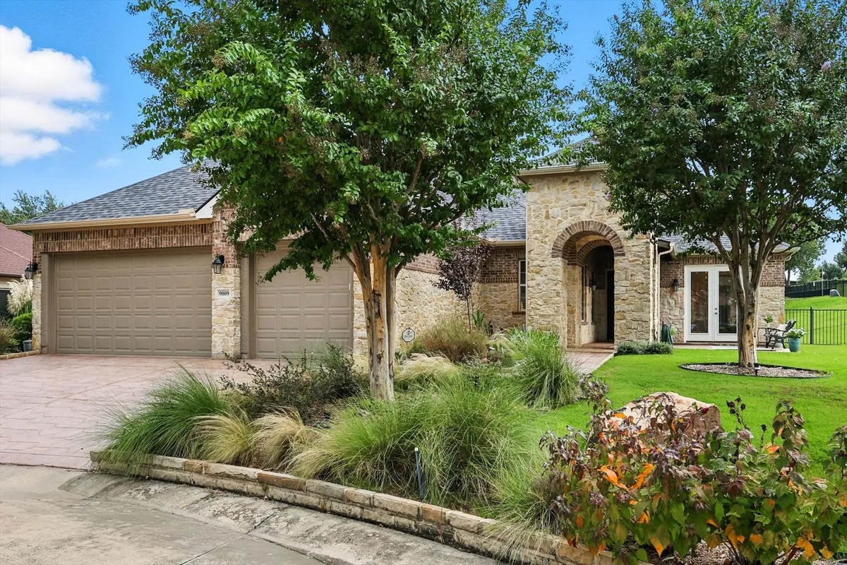 Property Slideshow image 1 of 39 | 9009 landmark ln, Denton, TX, 76207