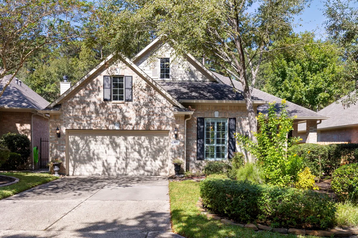 Property Slideshow image 1 of 35 | 162 e northcastle cir, The Woodlands, TX, 77384