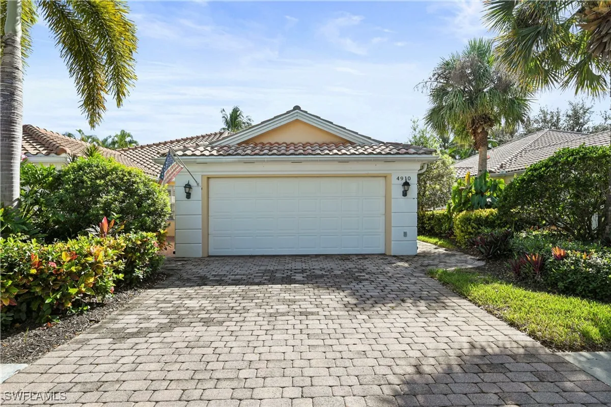 Property Slideshow image 1 of 24 | 4910 kingston way, Naples, FL, 34119