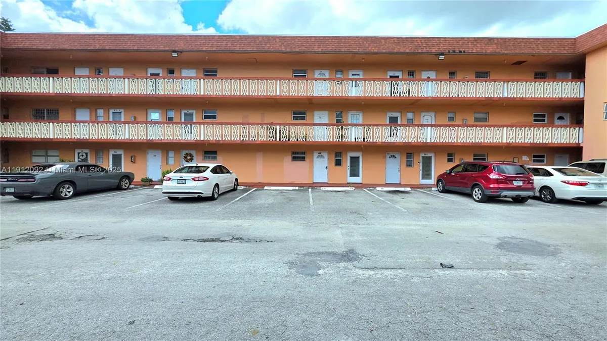 Property Slideshow image 1 of 14 | 18900 ne 3rd ct apt 520, Miami, FL, 33179
