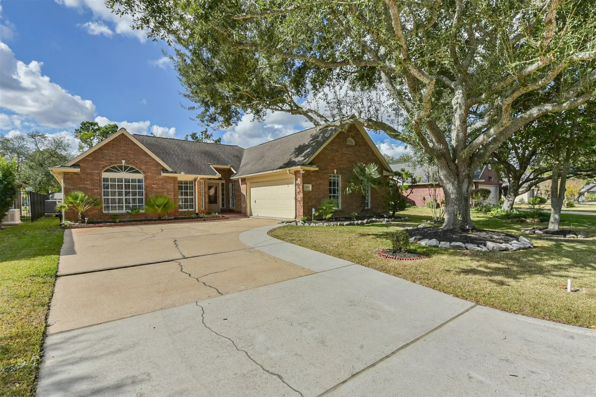 Property Slideshow image 1 of 36 | 3810 e peach hollow cir, Pearland, TX, 77584