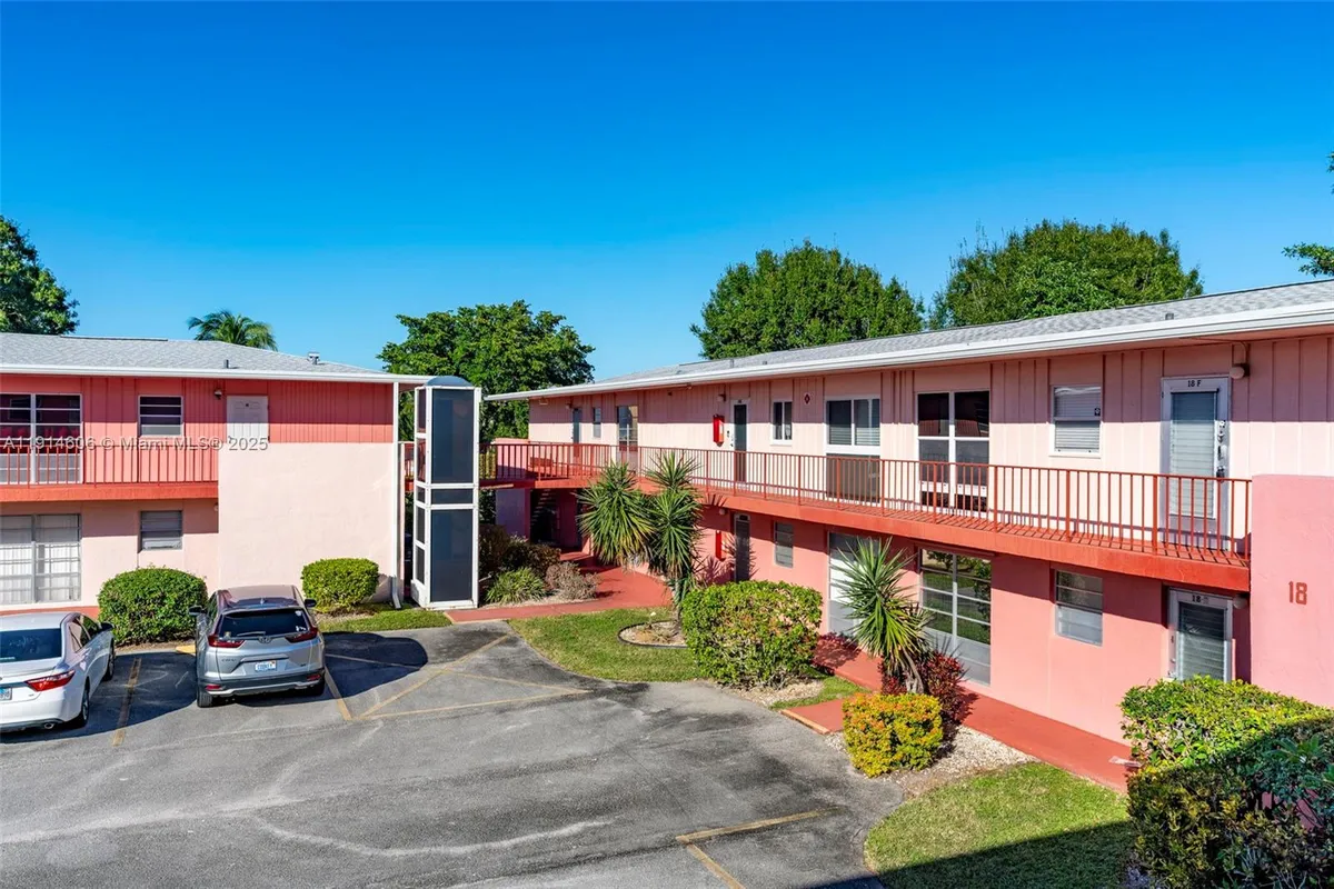 Property Slideshow image 1 of 53 | 18 golfs edge d, West Palm Beach, FL, 33417