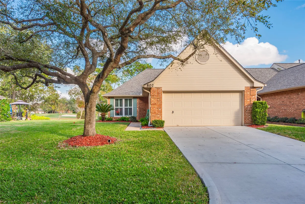 Property Slideshow image 1 of 30 | 807 woodfern glen ln, Pearland, TX, 77584