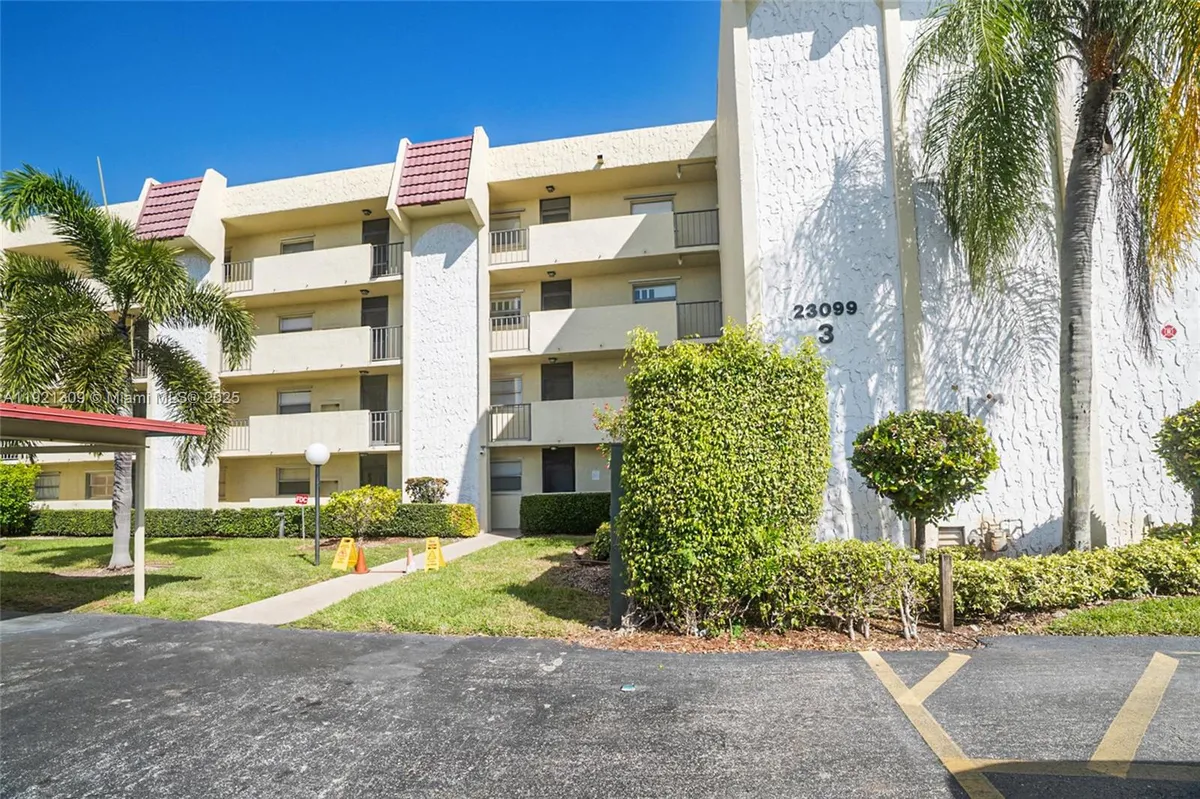 Property Slideshow image 1 of 37 | 23099 barwood ln 307, Boca Raton, FL, 33428