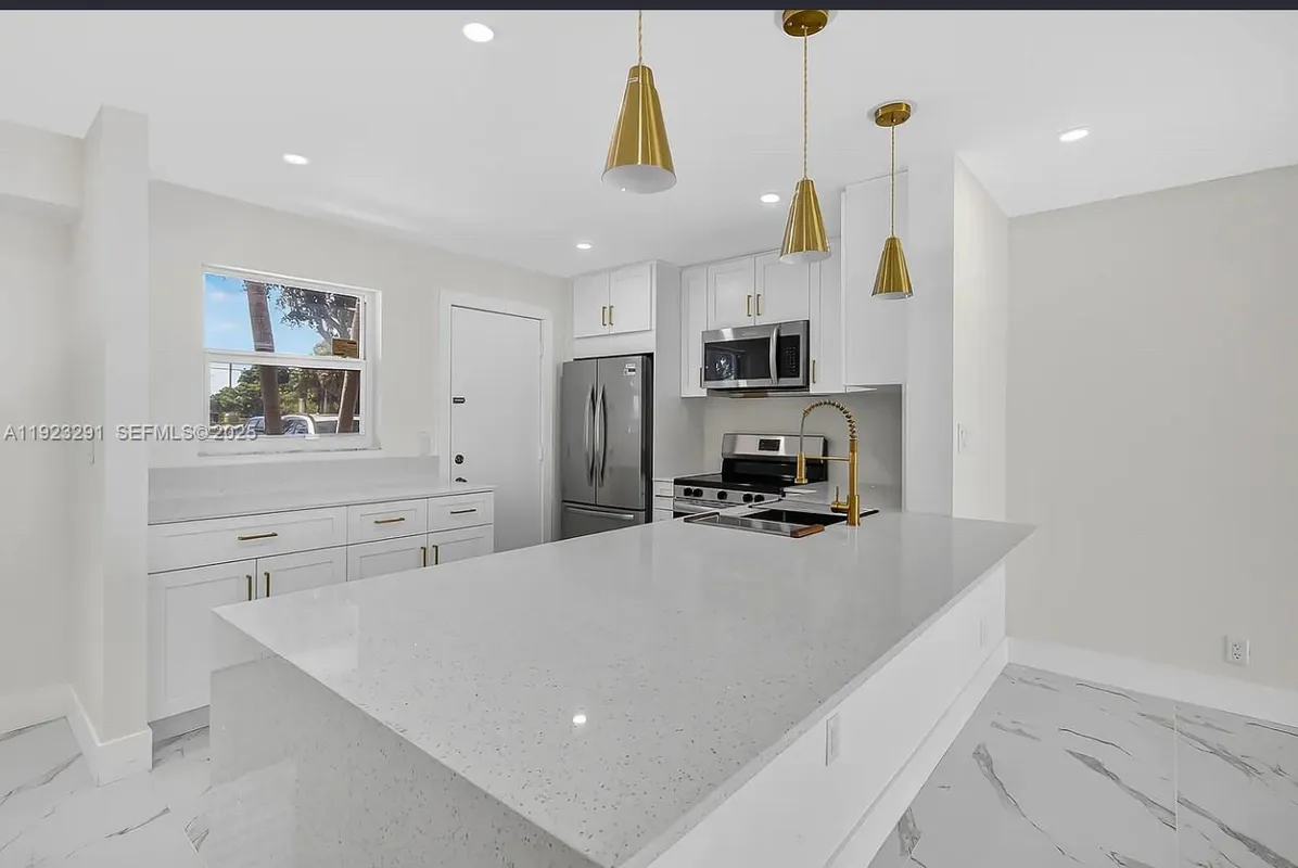 Property Slideshow image 1 of 17 | 201 se 11th ter 102, Dania Beach, FL, 33004