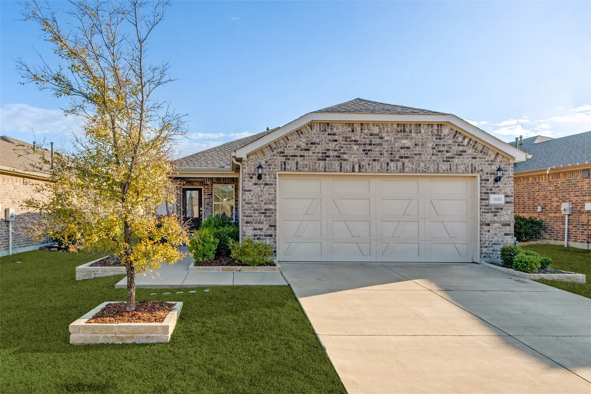 Property Slideshow image 1 of 14 | 900 rough hollow dr, Mckinney, TX, 75071