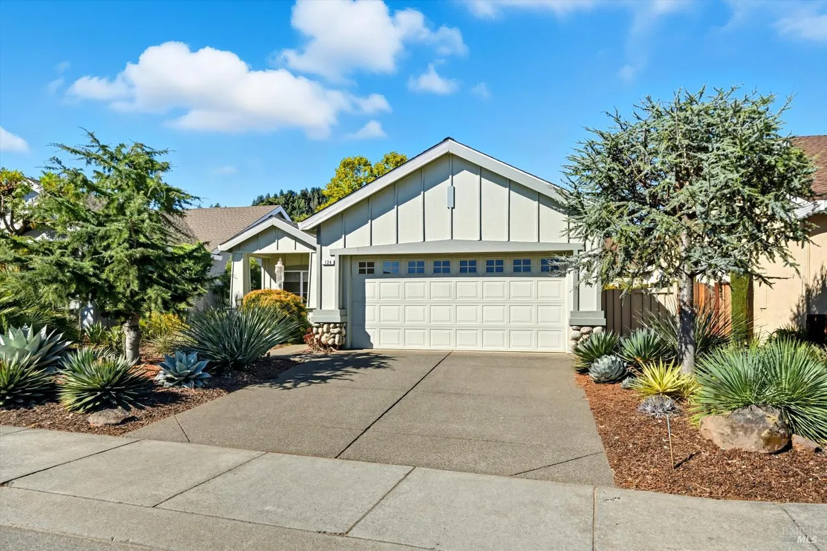 Property Slideshow image 1 of 40 | 124 wisteria cir, Cloverdale, CA, 95425