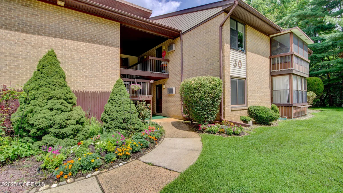 Property Slideshow image 1 of 26 | 30 meadow green cir unit e, Manalapan, NJ, 07726