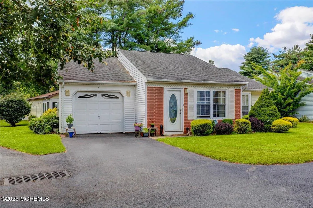 Property Slideshow image 1 of 31 | 5 jaffreyton close, Freehold, NJ, 07728
