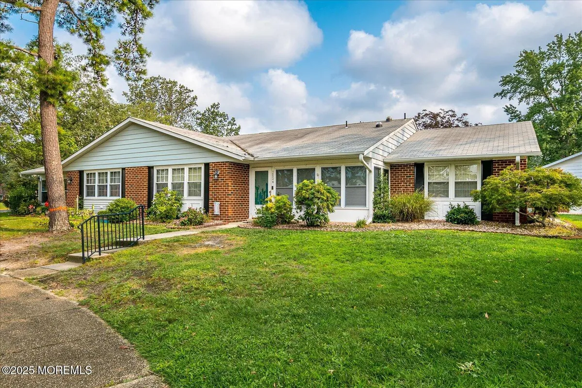 Property Slideshow image 1 of 31 | 1052b shetland dr, Lakewood, NJ, 08701