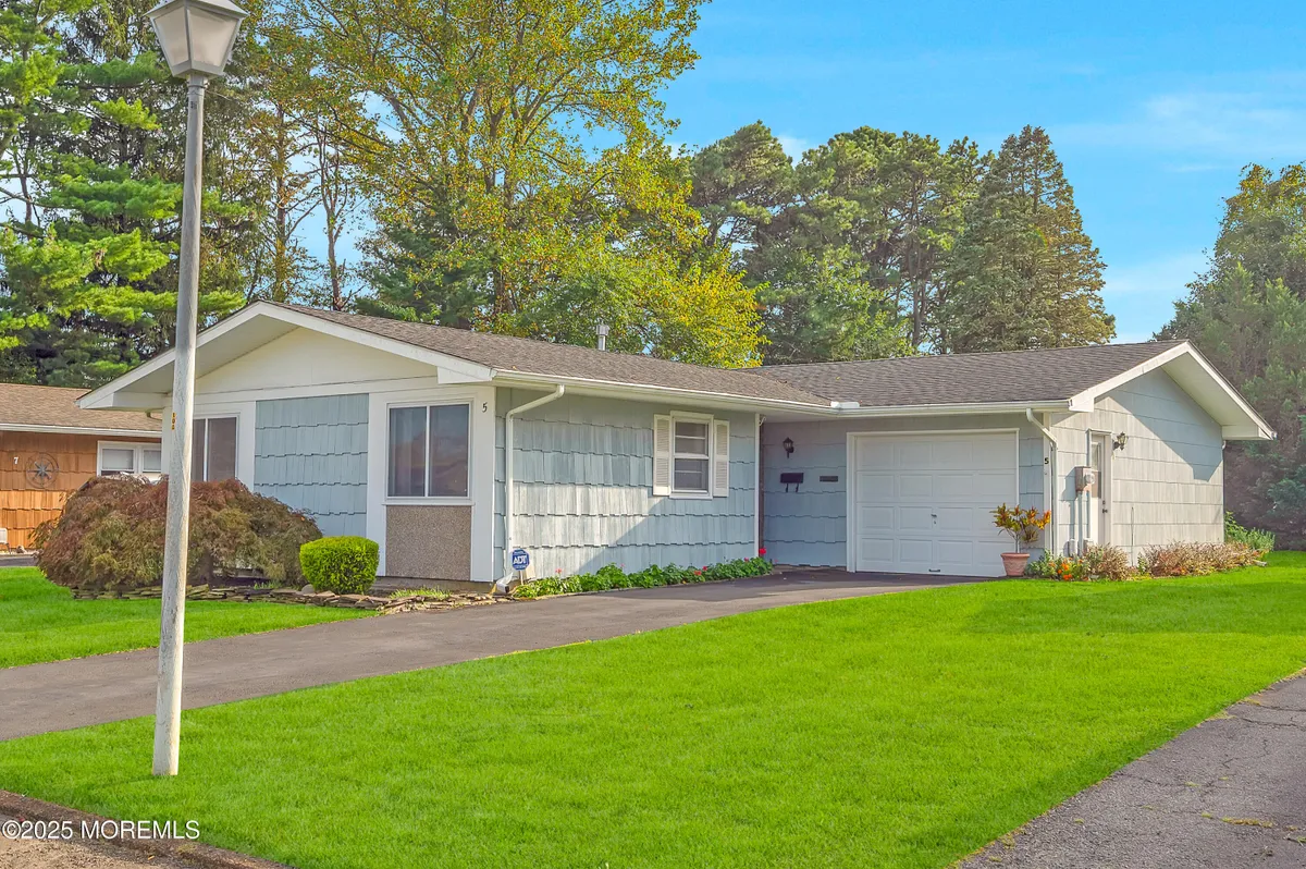 Property Slideshow image 1 of 27 | 5 gray ln, Brick, NJ, 08724