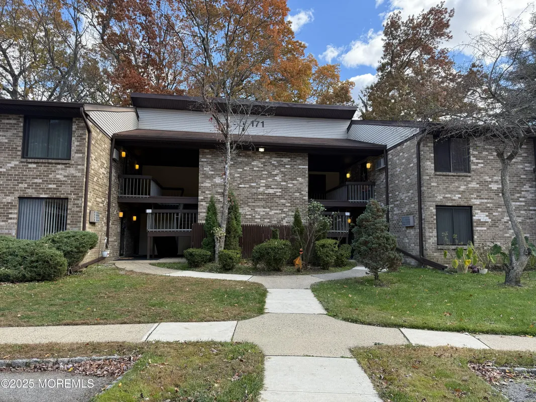 Property Slideshow image 1 of 17 | 171 amberly dr g, Manalapan, NJ, 07726