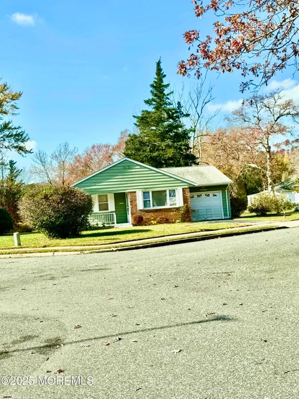 Property Slideshow image 1 of 15 | 28 bellflower ct, Toms River, NJ, 08755