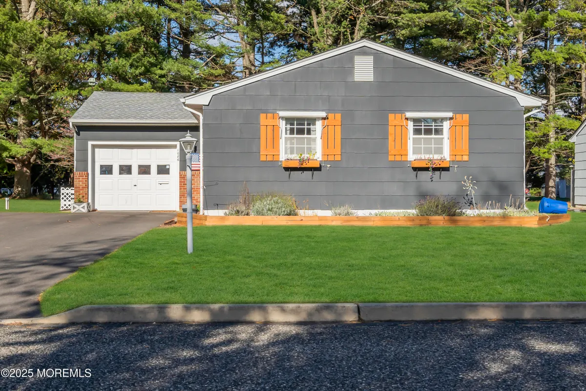 Property Slideshow image 1 of 20 | 1086 edgebrook dr, Toms River, NJ, 08757