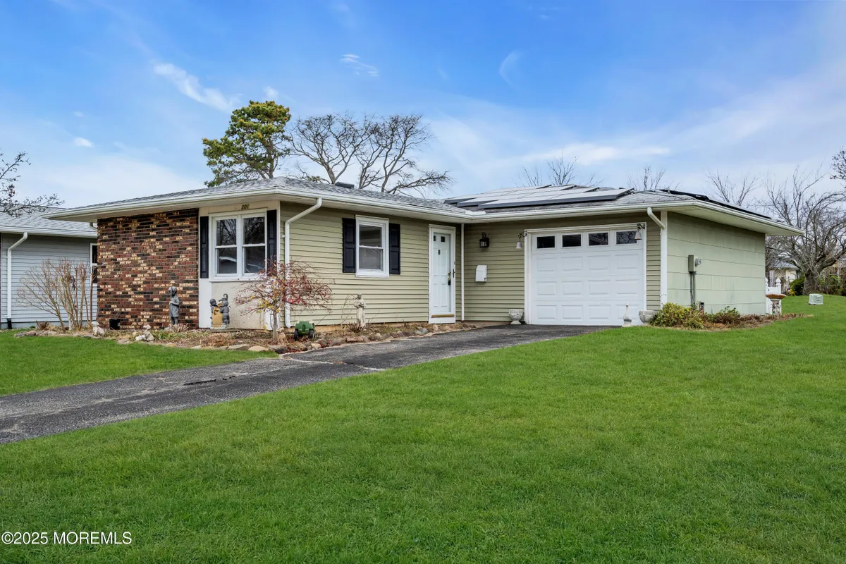 Property Slideshow image 1 of 40 | 201 blake cir, Brick, NJ, 08724