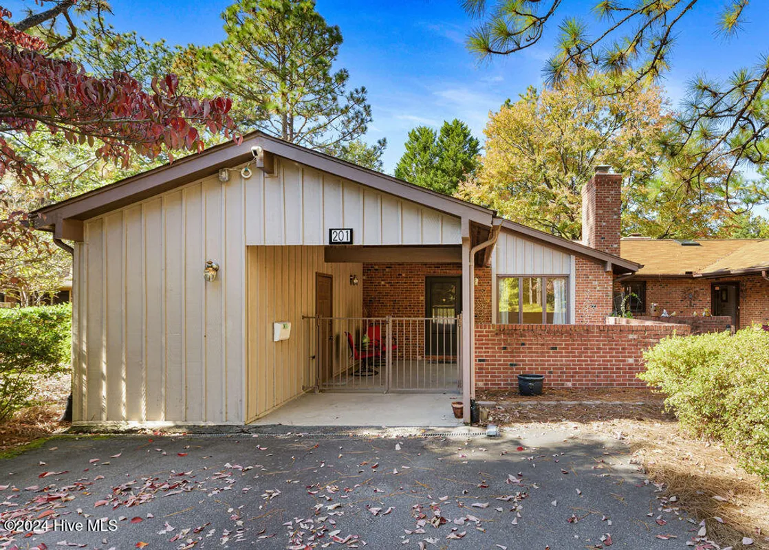 Property Slideshow image 1 of 37 | 201 bentwood ln, Southern Pines, NC, 28387