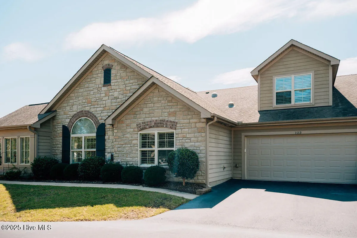 Property Slideshow image 1 of 54 | 123 w chelsea ct, Southern Pines, NC, 28387