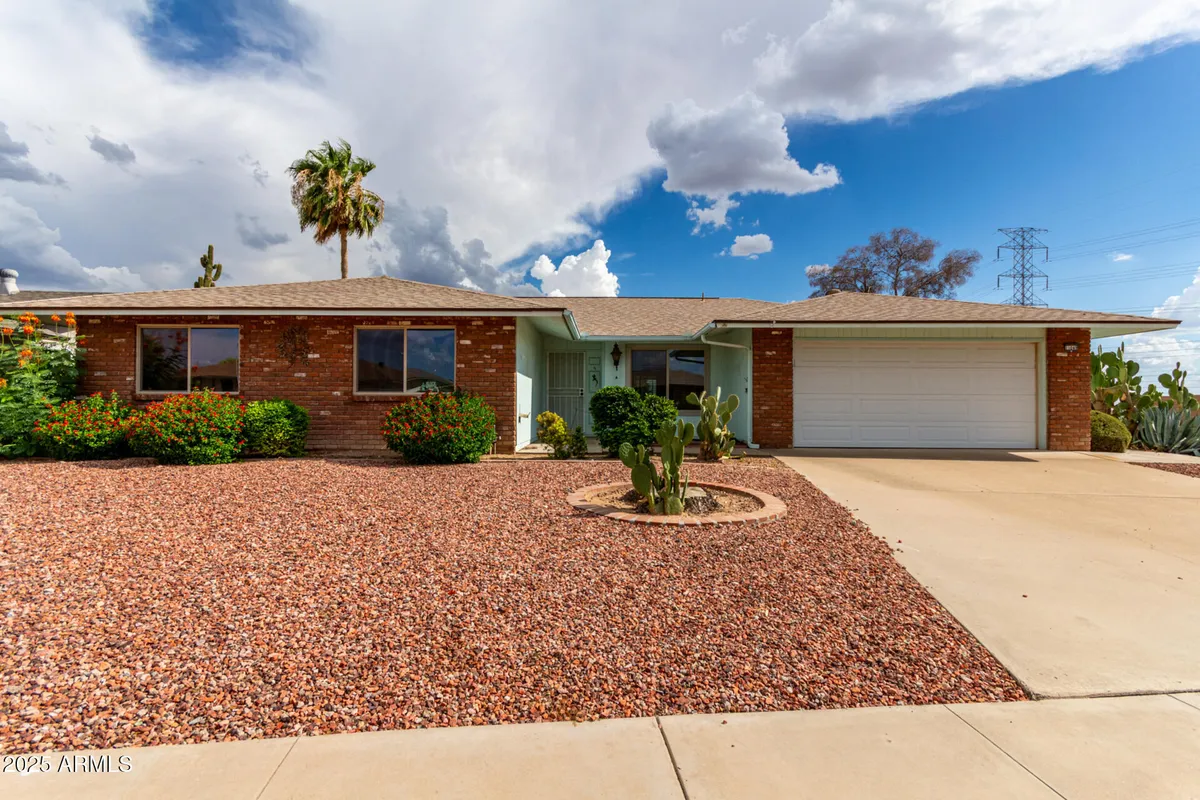 Property Slideshow image 1 of 27 | 11049 w crestbrook dr, Sun City, AZ, 85351
