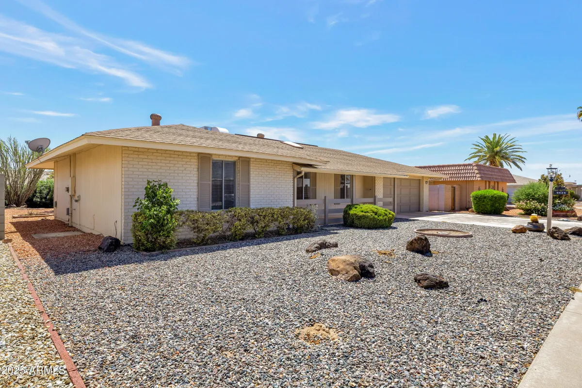 Property Slideshow image 1 of 36 | 9425 w rolling hills dr, Sun City, AZ, 85351