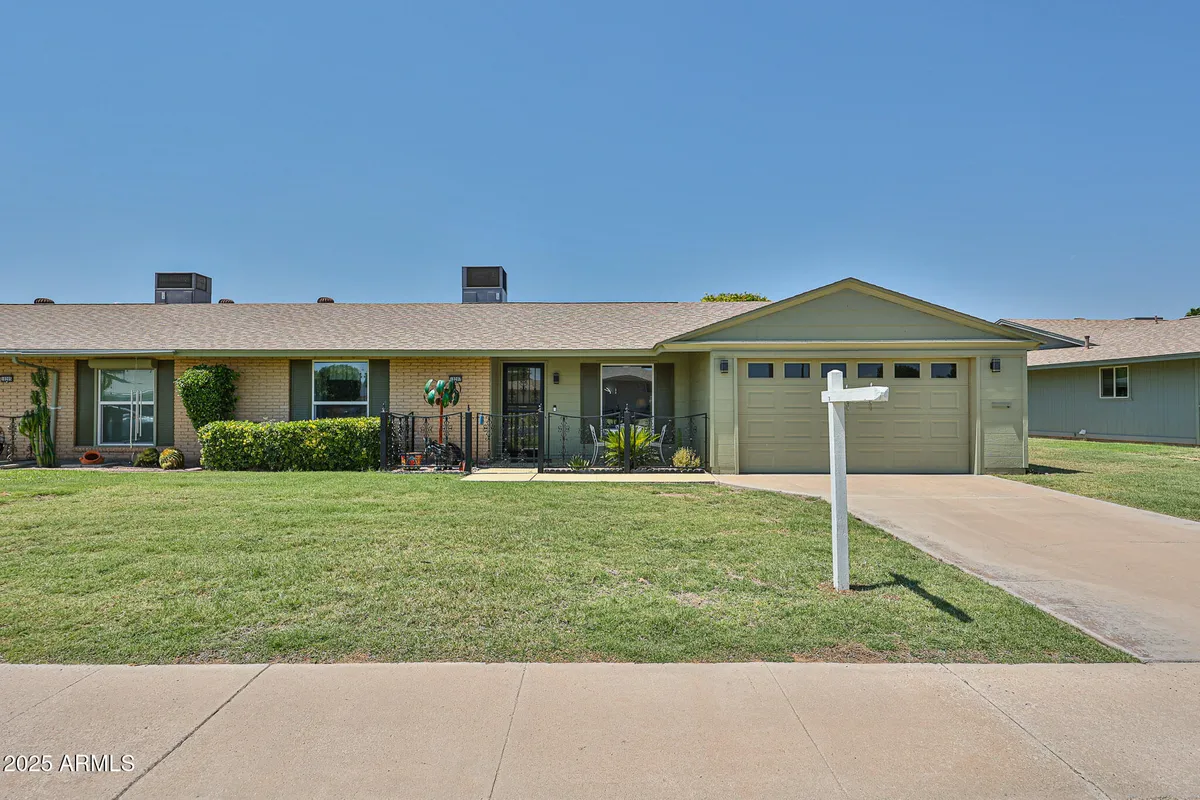 Property Slideshow image 1 of 35 | 10207 w prairie hills cir, Sun City, AZ, 85351