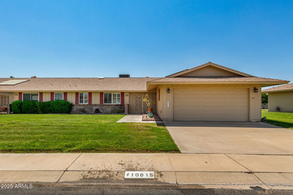 Property Slideshow image 1 of 32 | 10615 w roundelay cir, Sun City, AZ, 85351