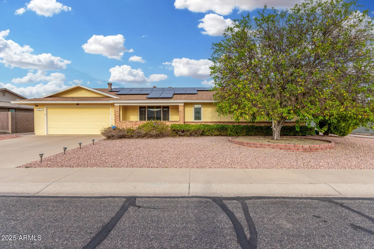 Property Slideshow image 1 of 32 | 10414 w ponderosa cir, Sun City, AZ, 85373
